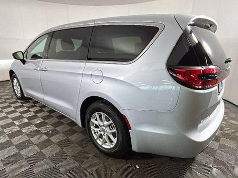 Used 2024 Chrysler Pacifica Touring-L FWD image 4