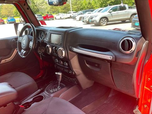 Used 2015 Jeep Wrangler Unlimited Sahara w/ Connectivity Group AWD/4WD image 14