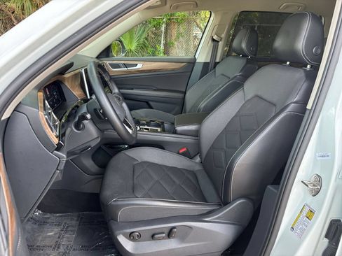 Used 2025 Volkswagen Atlas SE AWD/4WD image 40