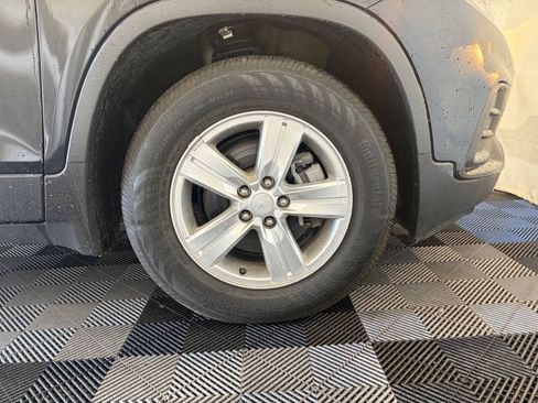 Used 2019 Chevrolet Trax LT FWD image 24