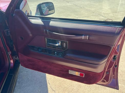 Used 1990 Lincoln Town Car image 29