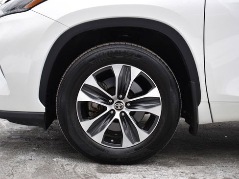 Used 2021 Toyota Highlander XLE image 38