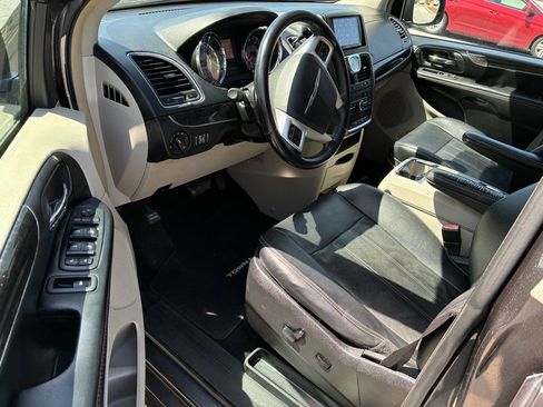 Used 2016 Chrysler Town & Country Touring FWD image 7