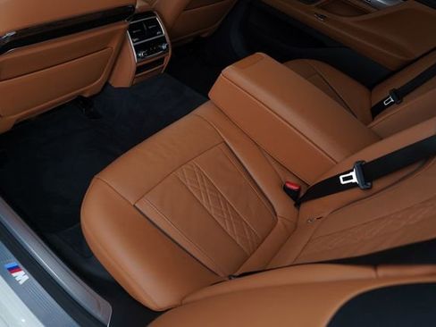 Used 2022 BMW 740i w/ M Sport Package RWD image 11