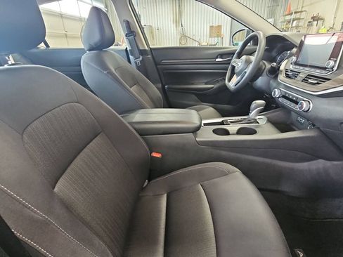 Used 2025 Nissan Altima 2.5 SV FWD image 10