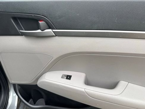 Used 2017 Hyundai Elantra SE image 37