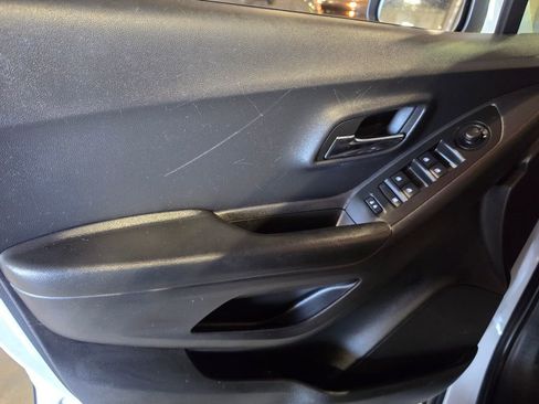 Used 2022 Chevrolet Trax LS w/ Tint and Cruise Package AWD/4WD image 6