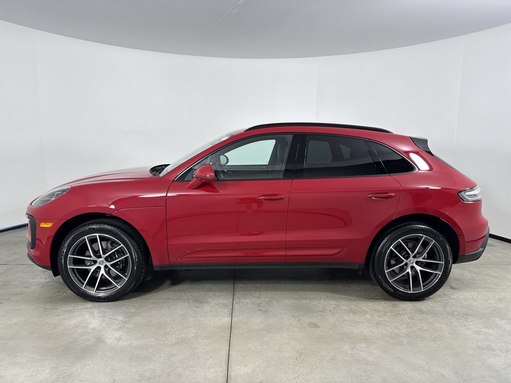 Certified 2025 Porsche Macan AWD/4WD image 2