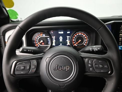 Used 2025 Jeep Gladiator Sport AWD/4WD image 12