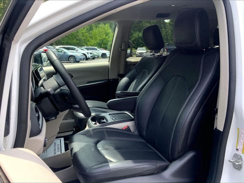 Used 2024 Chrysler Pacifica Touring-L FWD image 26