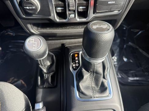 Used 2025 Jeep Wrangler Sahara image 24