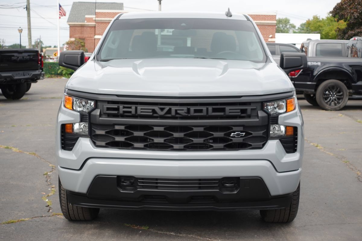 Used 2024 Chevrolet Silverado 1500 Custom w/ Dark Appearance Package AWD/4WD image 5