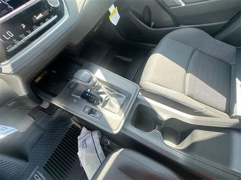 Used 2026 Toyota Corolla Cross SE image 29