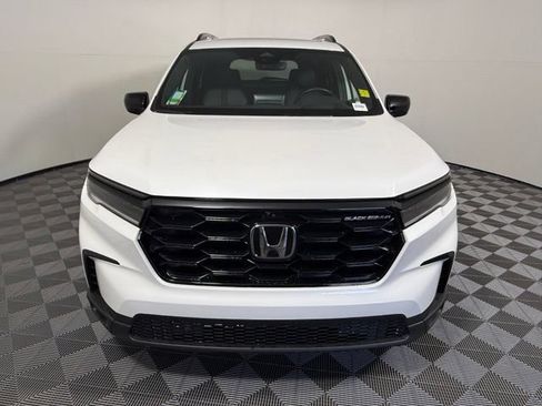 Used 2025 Honda Pilot Black Edition image 9