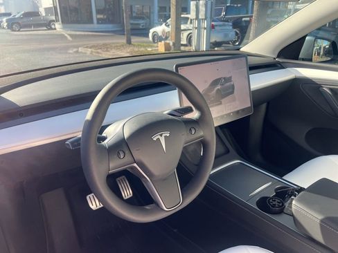 Used 2024 Tesla Model Y Performance image 9