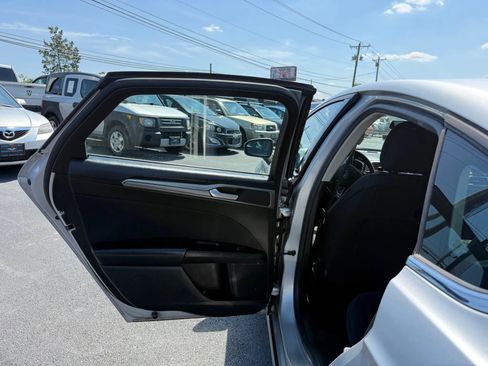 Used 2017 Ford Fusion SE w/ Fusion SE Technology Package image 34