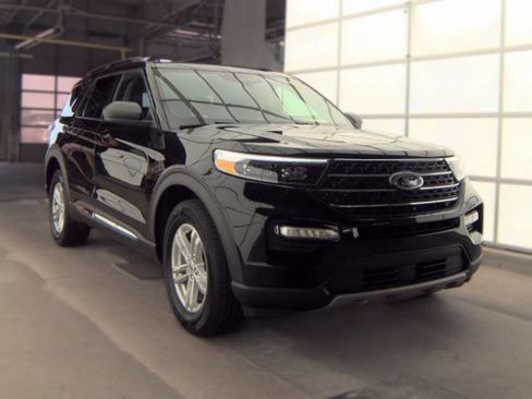 Used 2023 Ford Explorer XLT w/ Equipment Group 202A AWD/4WD image 4
