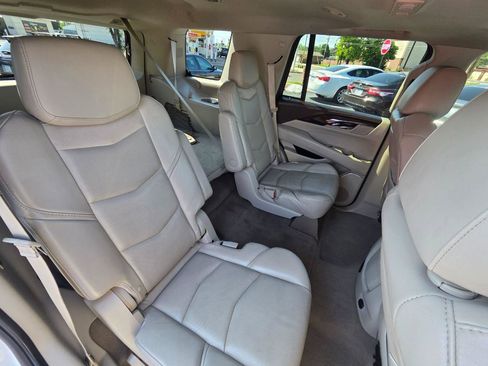 Used 2015 Cadillac Escalade Luxury RWD image 17