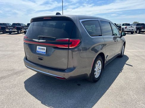Used 2023 Chrysler Pacifica Touring-L FWD image 5