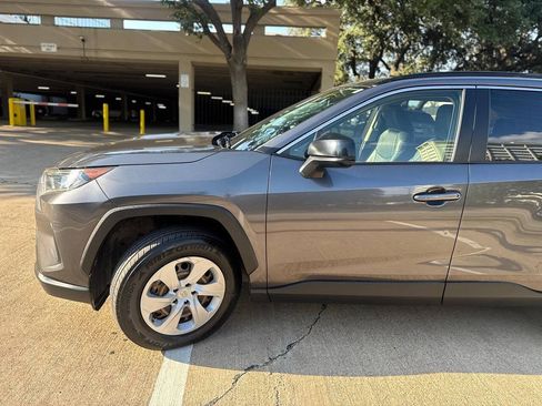 Used 2019 Toyota RAV4 LE FWD image 4
