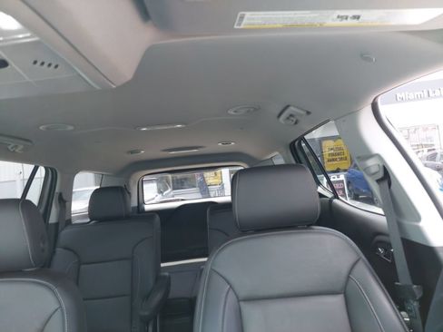 Used 2023 GMC Acadia SLT w/ Technology Package FWD image 7