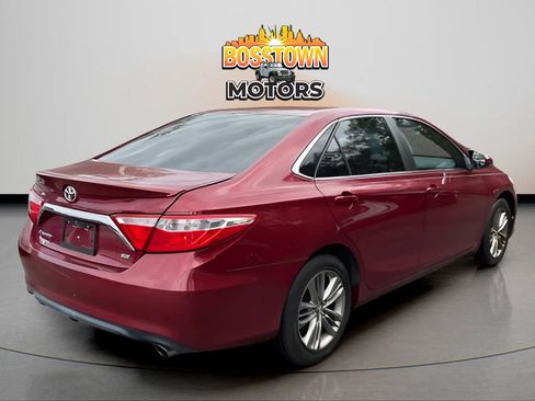 Used 2017 Toyota Camry SE image 3