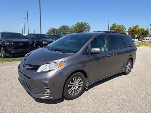 Used 2020 Toyota Sienna XLE Premium FWD image 2