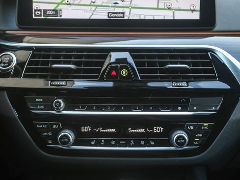 Used 2023 BMW 530e w/ Convenience Package image 10