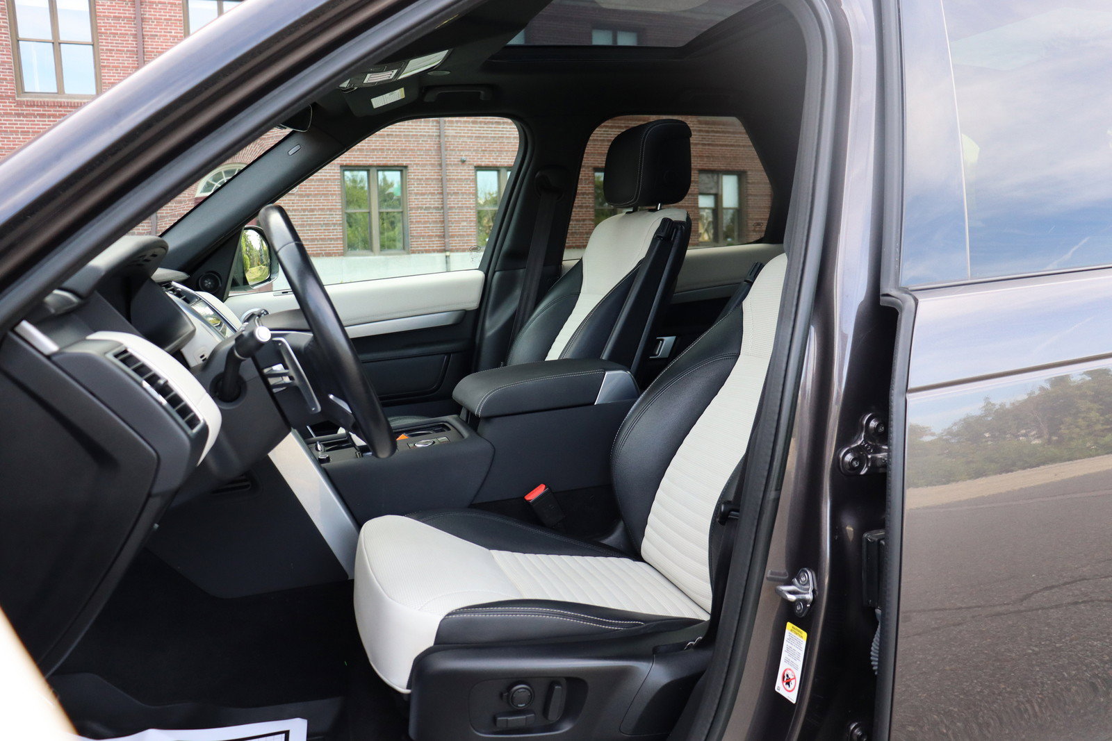 Used 2023 Land Rover Discovery S R-Dynamic AWD/4WD image 12
