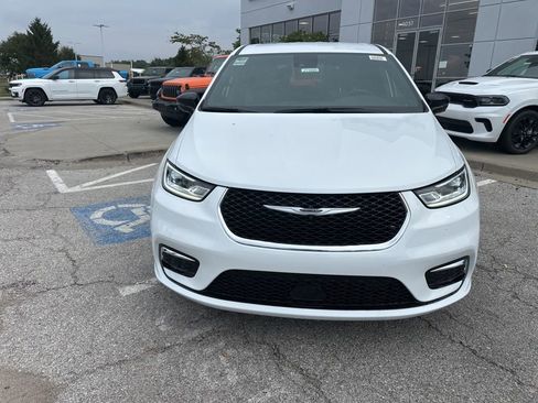 New 2026 Chrysler Pacifica Select image 10