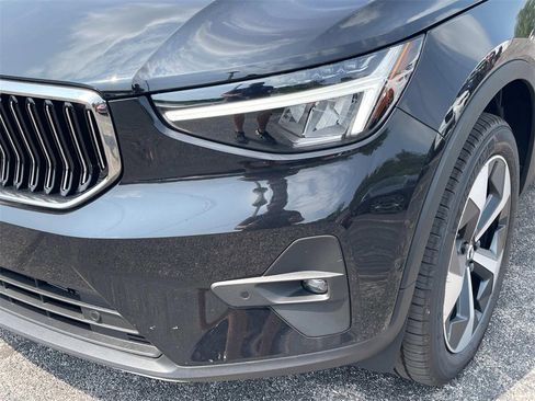 Used 2025 Volvo XC40 B5 Plus image 8