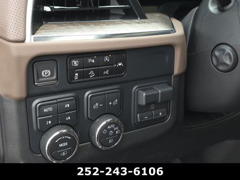Used 2025 Chevrolet Suburban High Country AWD/4WD image 27