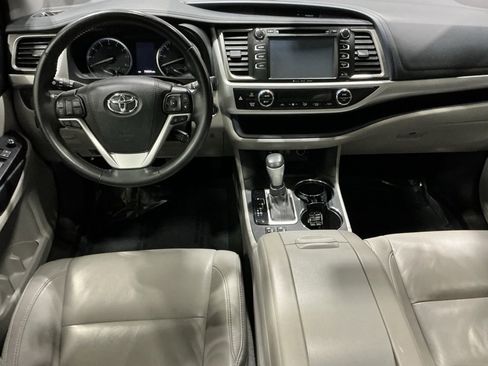 Used 2018 Toyota Highlander XLE image 19