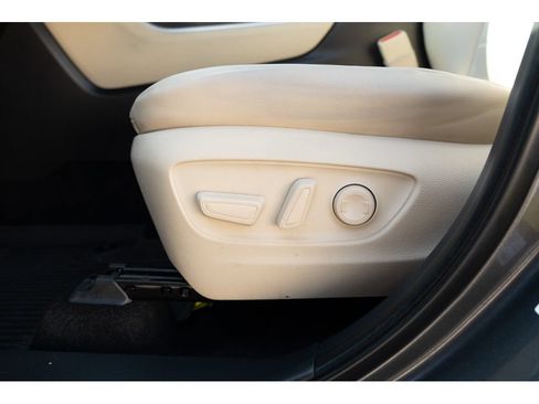 Used 2025 Toyota Highlander XLE FWD image 15