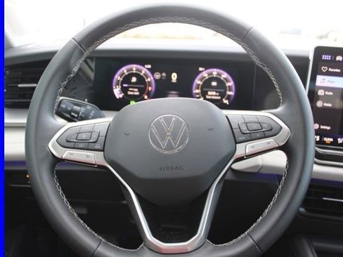 Used 2025 Volkswagen Tiguan SE image 28