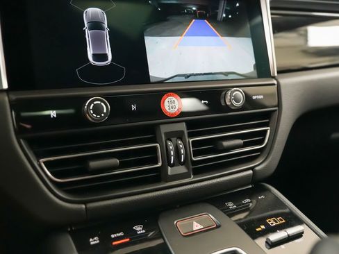 New 2026 Porsche Macan image 32