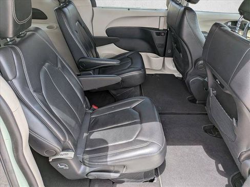 Used 2022 Chrysler Pacifica Touring-L FWD image 22