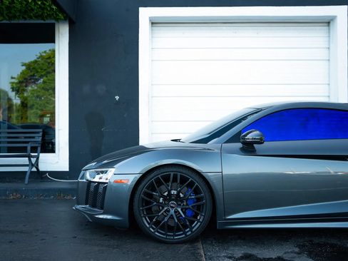 Used 2018 Audi R8 V10 w/ Premium Package RWD image 11