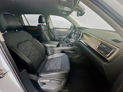 Used 2025 Volkswagen Atlas SE image 33