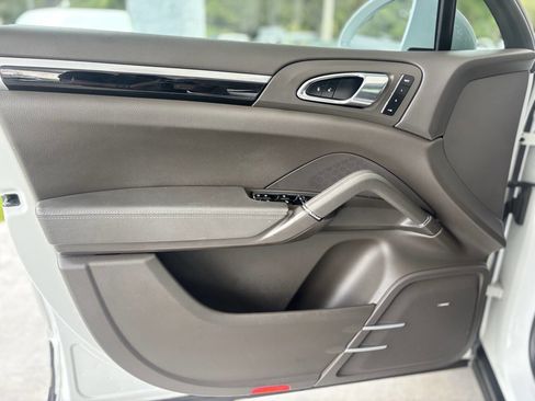 Used 2017 Porsche Cayenne Platinum Edition w/ Premium Package (PJV) image 13