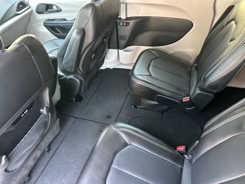 Used 2024 Chrysler Pacifica Touring-L FWD image 4