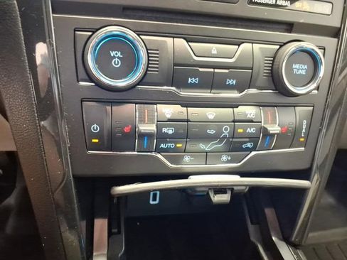 Used 2018 Ford Explorer XLT w/ Equipment Group 202A FWD image 21