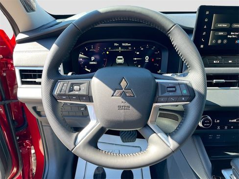 New 2025 Mitsubishi Outlander SE image 11