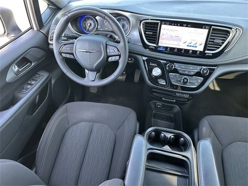 Used 2023 Chrysler Pacifica Touring image 16