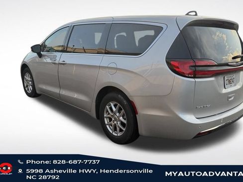 Used 2024 Chrysler Pacifica Touring-L FWD image 4