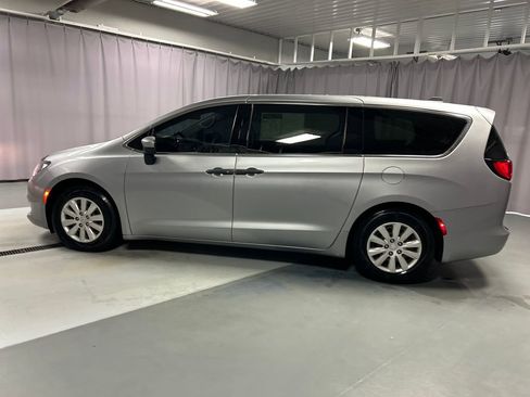 Used 2018 Chrysler Pacifica L image 4