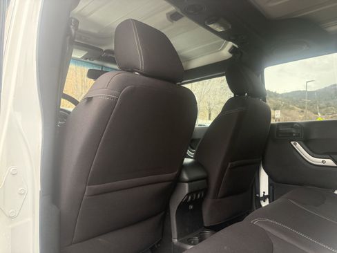 Used 2013 Jeep Wrangler Unlimited Sahara image 30