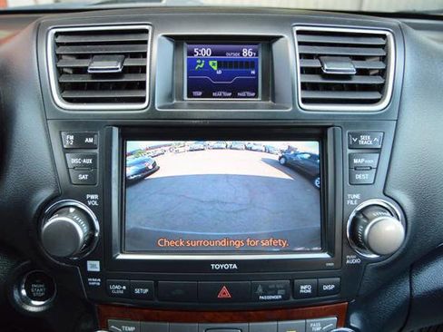 Used 2012 Toyota Highlander Limited w/ Tow Pkg AWD/4WD image 25