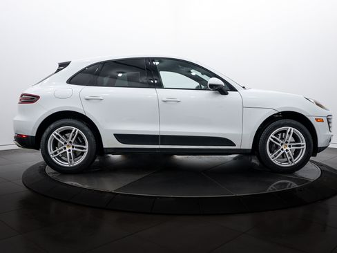 Certified 2018 Porsche Macan image 8