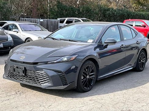 Used 2025 Toyota Camry SE image 3